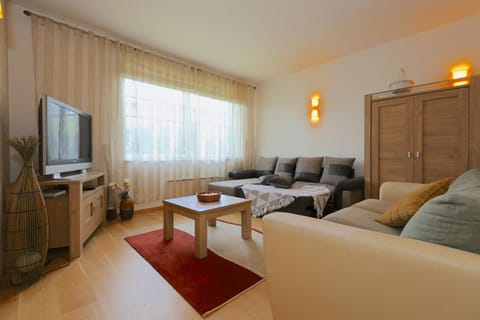 Bed, TV and multimedia, Living room