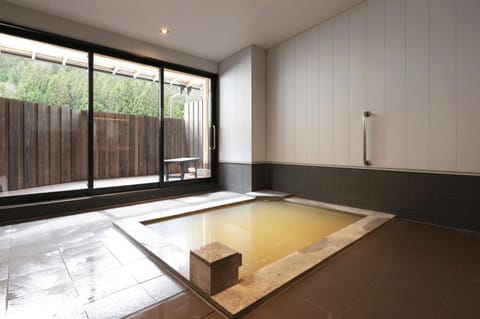 Hot Spring Bath, Area and facilities