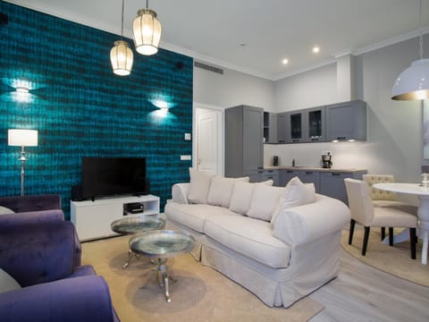 TV and multimedia, Kitchen or kitchenette, Living room, Seating area, Dining area