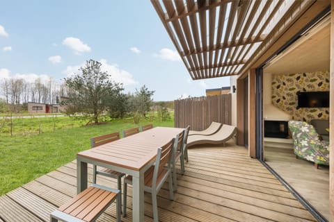 Patio, Communal lounge/ TV room, Spring, Day, Garden, View (from property/room), Balcony/Terrace, Living room, Seating area, Evening entertainment, Garden view