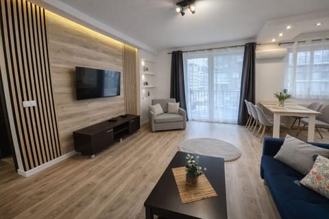 Bed, TV and multimedia, Living room, Photo of the whole room, Seating area, Dining area, Bedroom