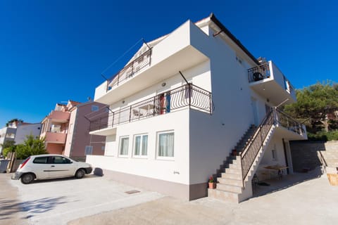 Facade/entrance, Family
