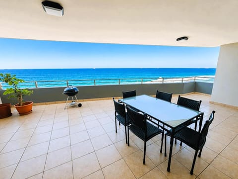 View (from property/room), Balcony/Terrace, Dining area, Beach, Sea view