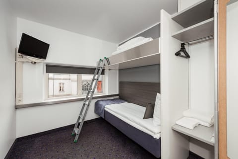 Bed, TV and multimedia, Bedroom, bunk bed, internet