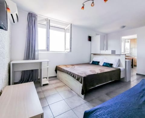 Bed, TV and multimedia, Living room, Photo of the whole room, Seating area, Bedroom
