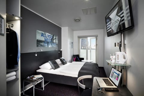 Bed, TV and multimedia, Seating area, Bedroom, internet, wardrobe