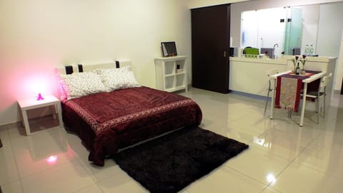 Bed, Decorative detail, Dining area, Bedroom