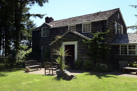 Whispering Seas with Hot Tub! House in Newport