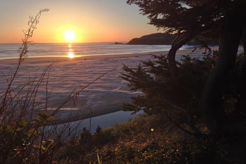Whispering Seas with Hot Tub! House in Newport