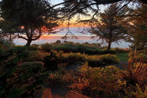 Whispering Seas with Hot Tub! House in Newport