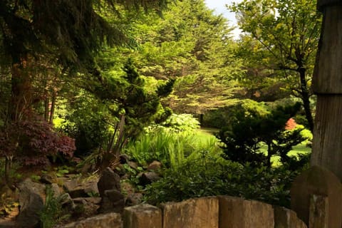 Whispering Seas with Hot Tub! House in Newport