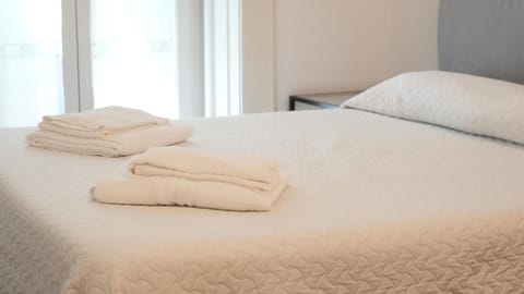 Bedroom, towels