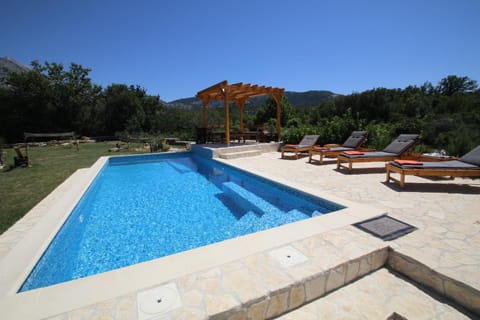 Day, Natural landscape, Mountain view, Pool view, Swimming pool, Swimming pool, sunbed