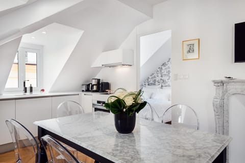 Coffee/tea facilities, Kitchen or kitchenette, Dining area