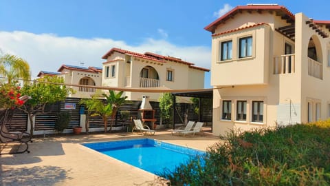 Property building, Patio, Day, Garden, Garden view, Pool view, Swimming pool, sunbed