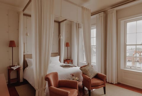 Bed, Bedroom, hair dresser