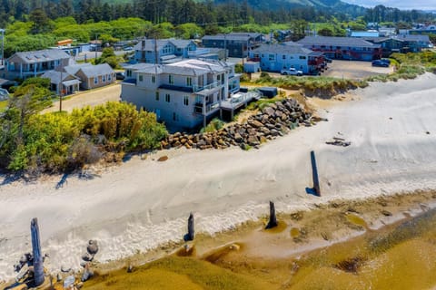 Rockaway Beach Villa House in Rockaway Beach