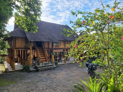 Property building, Restaurant/places to eat, Day