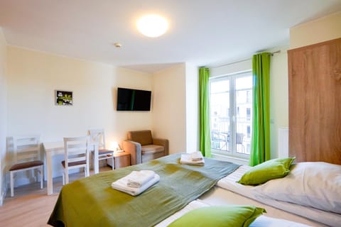 Bed, TV and multimedia, Photo of the whole room, towels