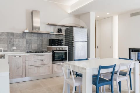 Kitchen or kitchenette, Dining area, Communal kitchen