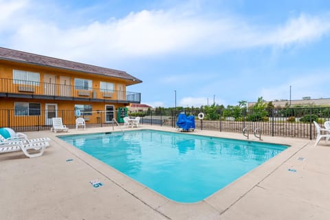 Property building, Day, Pool view, Swimming pool, sunbed