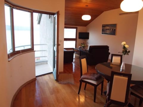 Patio, TV and multimedia, Balcony/Terrace, Living room, Seating area, Dining area, Garden view, Landmark view, Mountain view, Sea view