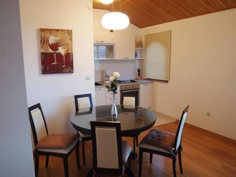 Kitchen or kitchenette, Seating area, Dining area