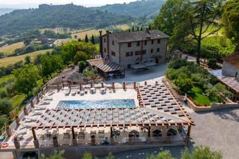 Property building, Day, Natural landscape, Bird's eye view, Pool view, Swimming pool, sunbed