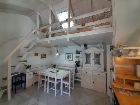 Seating area, Dining area