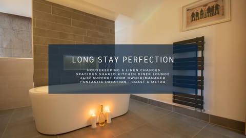 Ample Free Parking, Ideal for long term contractor - read guest feedback on here, etc stays, 15 mins drive to Nissan, 10 mins walk to metro station - Spacious 5 Double Bedroom 6 Beds Townhouse 2 Bathrooms - see our site for assurance Apartment in South Shields