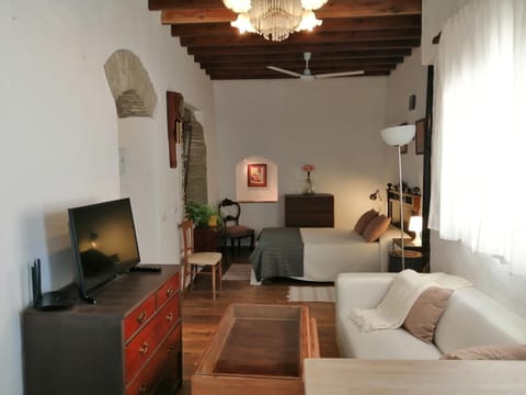 Communal lounge/ TV room, Bed, TV and multimedia, Living room, Seating area