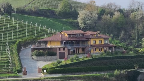 Casa Castella - Langhe Farm Stay in Liguria