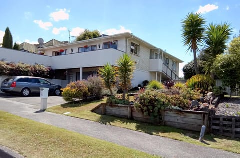 Property building, Day, Neighbourhood, Garden, Street view, Parking