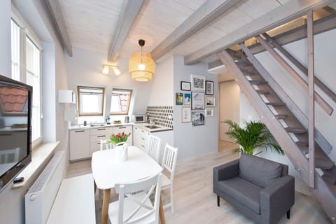 TV and multimedia, Kitchen or kitchenette, Living room, Seating area, Dining area