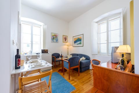 TV and multimedia, Kitchen or kitchenette, Living room, Seating area, Dining area