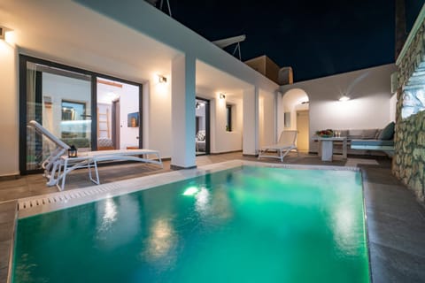 Property building, Hot Tub, Pool view, Swimming pool, Swimming pool