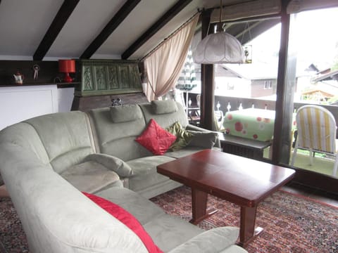 Photo of the whole room, Decorative detail