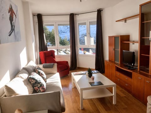 TV and multimedia, Living room, Lounge or bar, Seating area, Evening entertainment