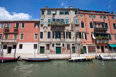 Facade/entrance, River view