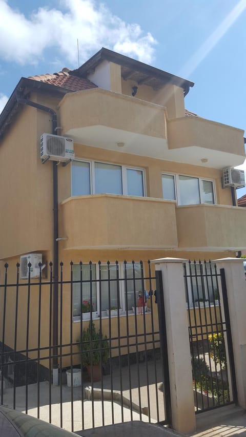 Communal lounge/ TV room, Facade/entrance, BBQ facilities, Garden, Balcony/Terrace, City view, Sea view, Street view