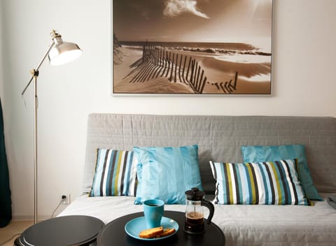 Bed, Coffee/tea facilities, Living room, Food and drinks, Photo of the whole room