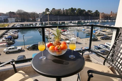 Balcony/Terrace, Decorative detail, Seating area, City view, Landmark view, Sea view