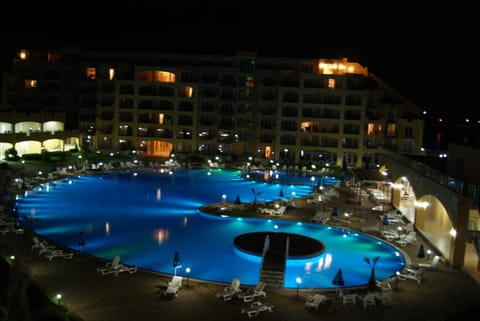 Property building, Night, Summer, Balcony/Terrace, Fitness centre/facilities, On site, Pool view, Swimming pool, Swimming pool, Family