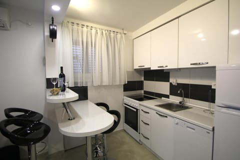 Coffee/tea facilities, Kitchen or kitchenette, Decorative detail, Seating area, Dining area, On site