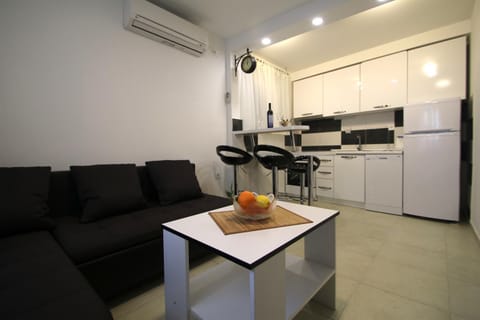 TV and multimedia, Coffee/tea facilities, Kitchen or kitchenette, Living room, Decorative detail, Seating area, Dining area, On site