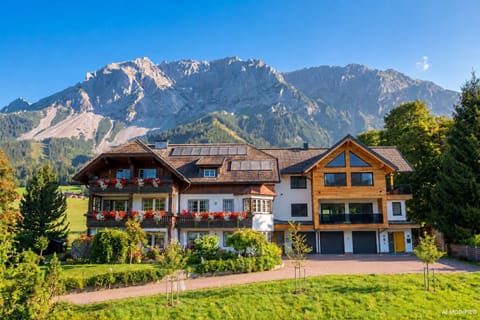 Property building, Garden, Mountain view, Parking