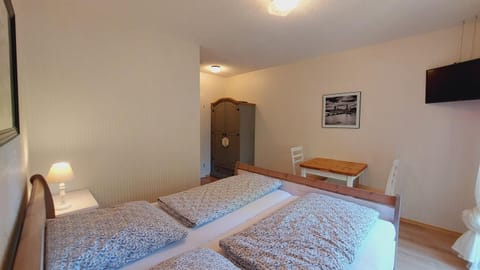 Bed, TV and multimedia, Bedroom