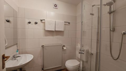 Shower, Toilet, Bathroom, towels