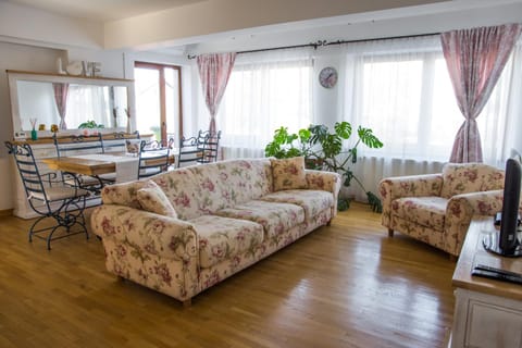 Living room, Photo of the whole room, Dining area