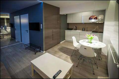 Coffee/tea facilities, Kitchen or kitchenette, Living room, Photo of the whole room, Decorative detail, Dining area